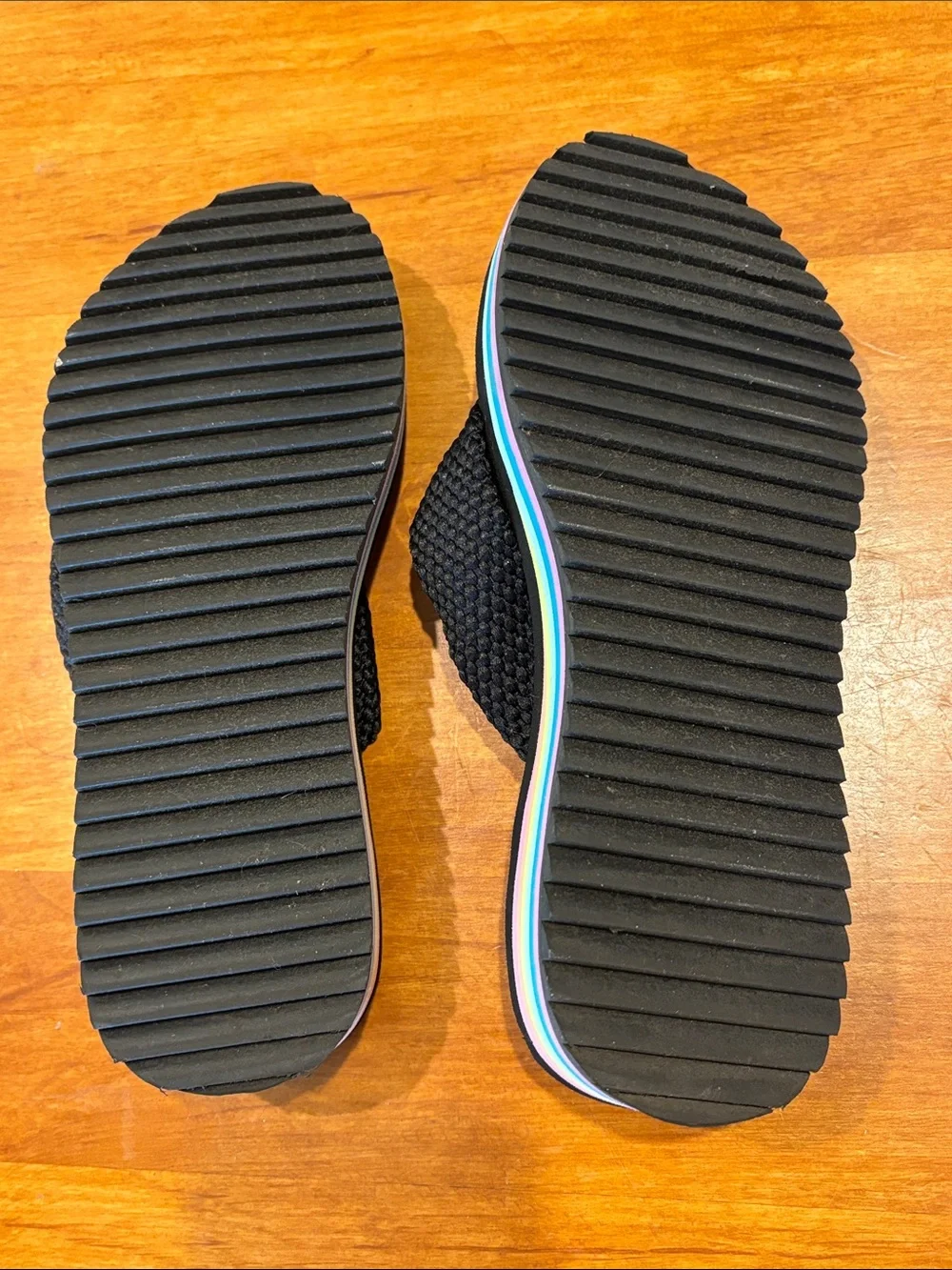 ROXY KALLIE II  Girl’s Sandals Flip Flops Size 4 Black & Rainbow Soles 🌈 Beach🌸
